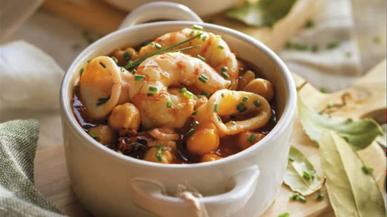 Receta fácil de garbanzos con gambas y calamares que sorprenderá
