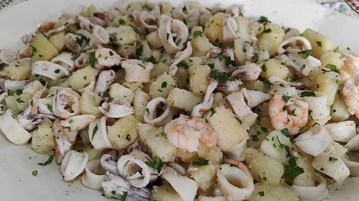 Recetas irresistibles de patatas con calamares y gambas para disfrutar