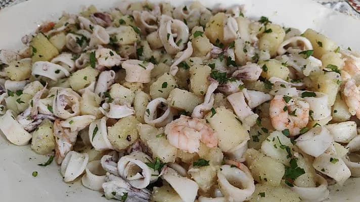 Recetas irresistibles de patatas con calamares y gambas para disfrutar