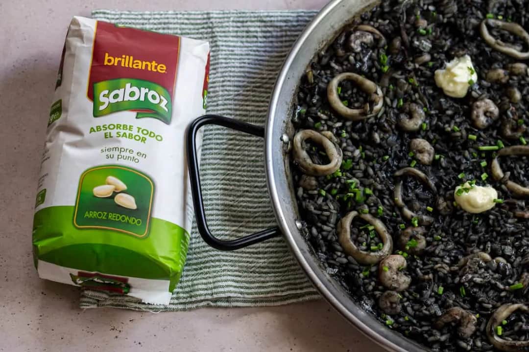 Arroz negro con calamares y gambas: receta fácil y deliciosa para disfrutar