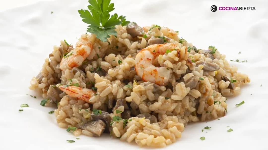 Arroz con setas y gambas congeladas: receta rápida y deliciosa