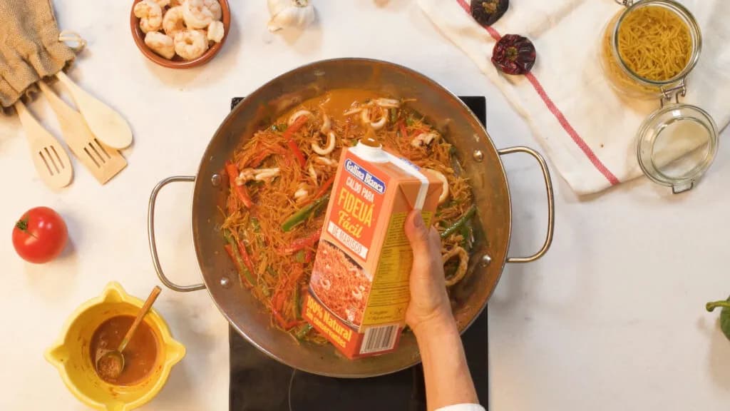 Fideuá fácil con gambas y sepia: receta sencilla para disfrutar sin complicaciones