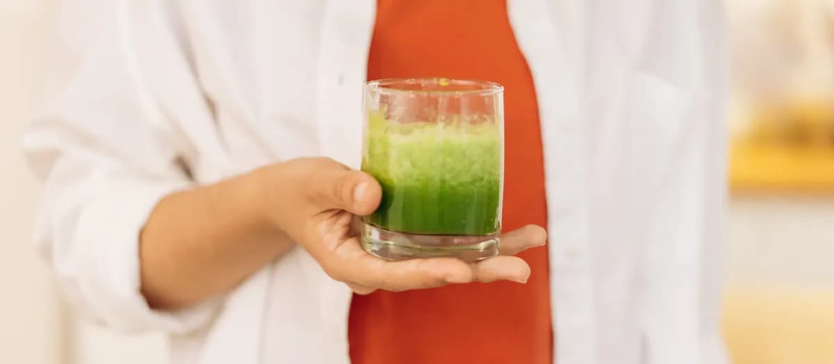 Beneficios sorprendentes del batido de espinacas y plátano para tu salud