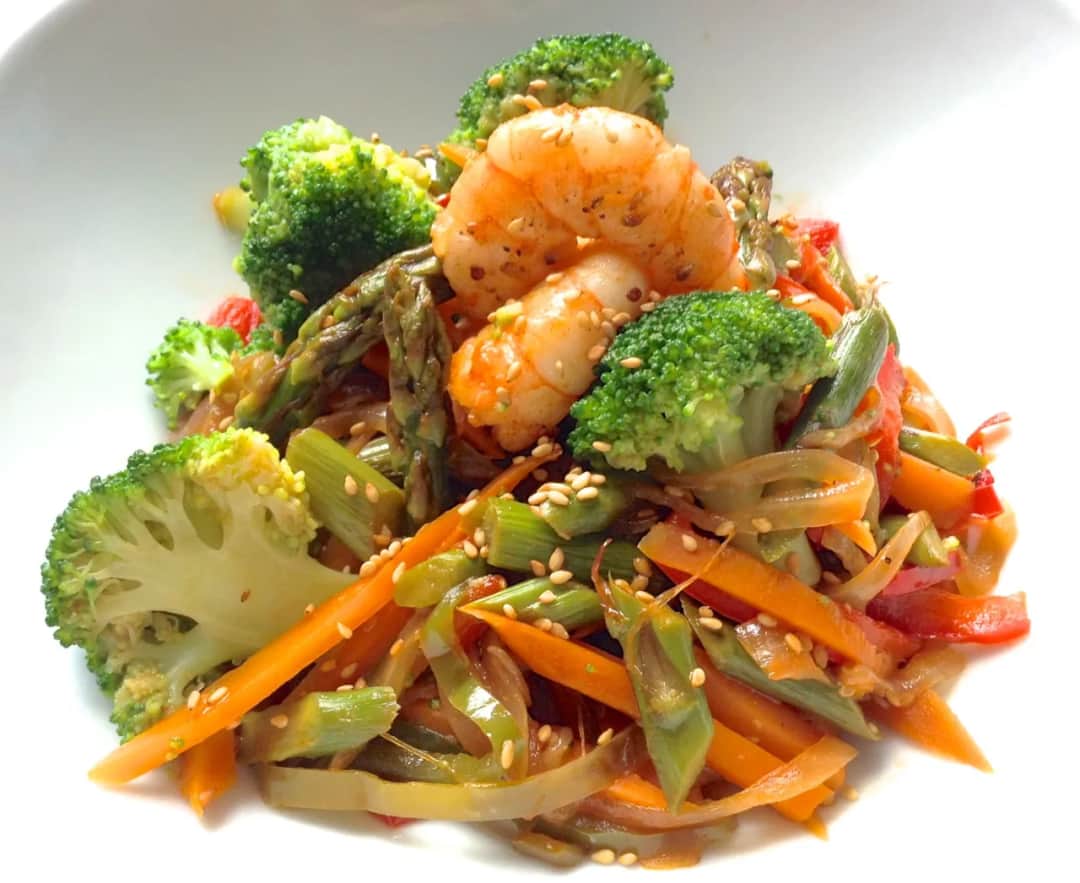 Receta fácil de wok de verduras con gambas para una cena deliciosa