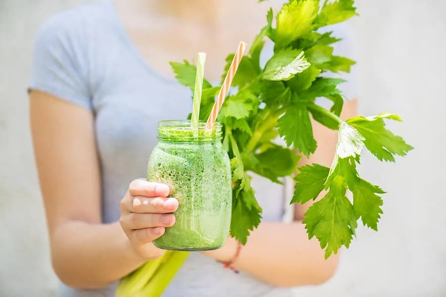Batido de apio manzana y limón: la receta que transformará tu salud