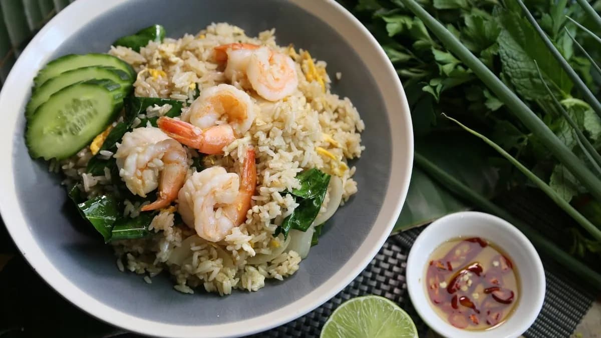 Receta fácil de arroz tres delicias con gambas que sorprende