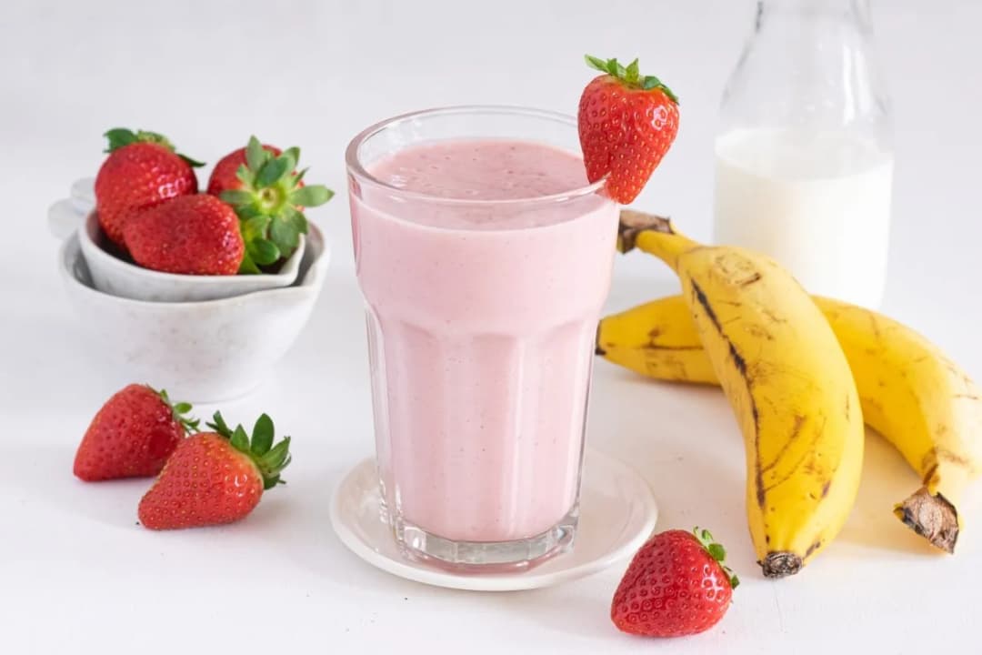 Delicioso batido de fresa con plátano fácil y nutritivo para niños