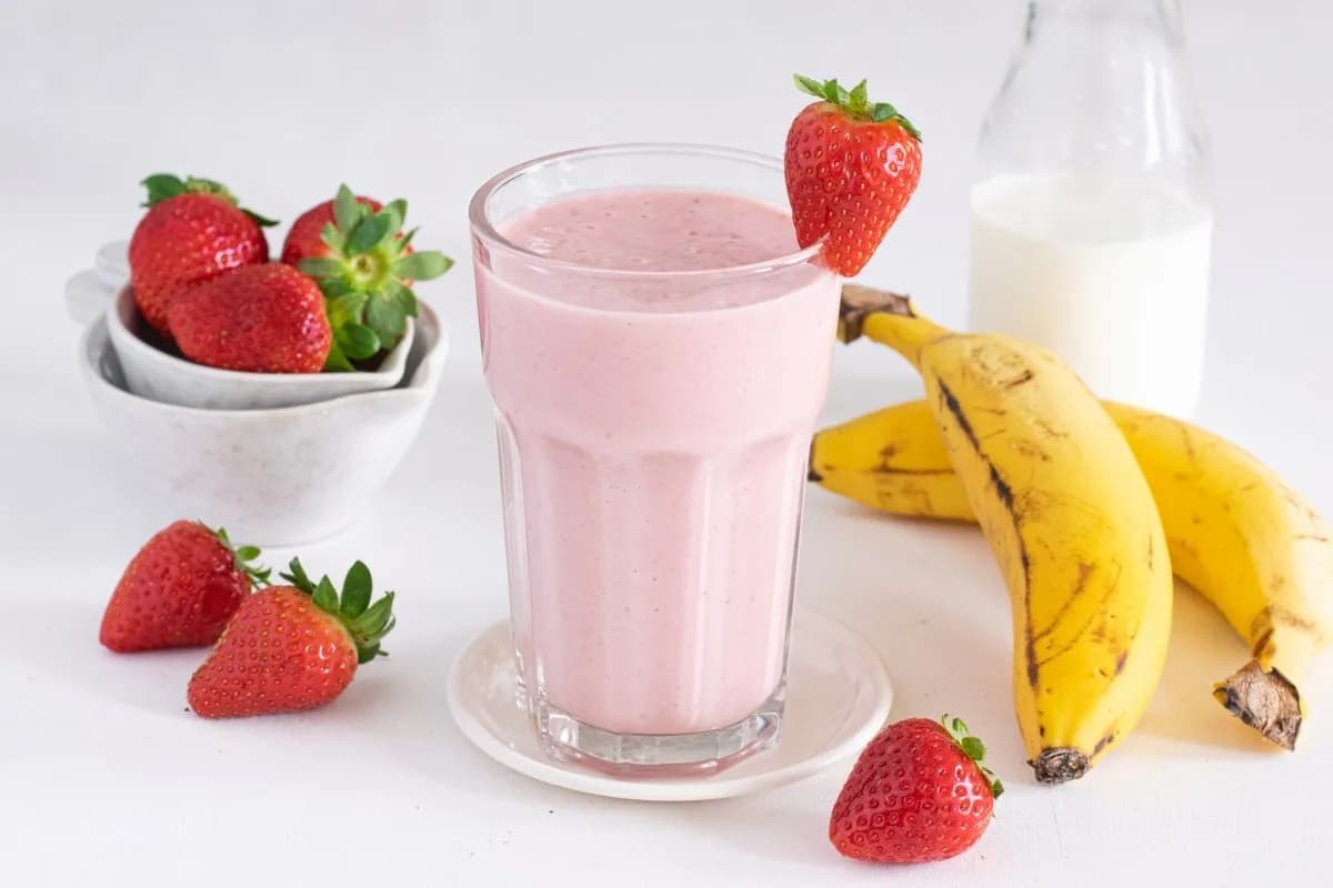 Delicioso batido de fresa con plátano fácil y nutritivo para niños